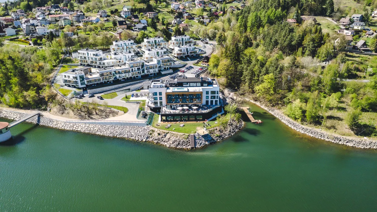 Lakeview Hotel i Spa z lotu ptaka nad Jeziorem Żywieckim